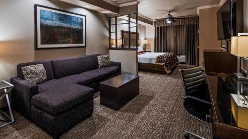 丹顿蔡斯皇冠套房贝斯特韦斯特尊贵酒店的酒店客房设有一张沙发和一张床