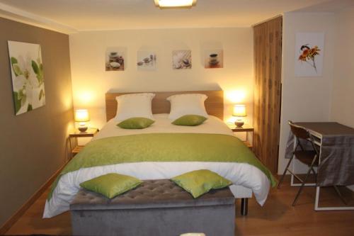 弗雷讷安东尼住宿加早餐酒店的一间卧室配有一张带绿色枕头的大床
