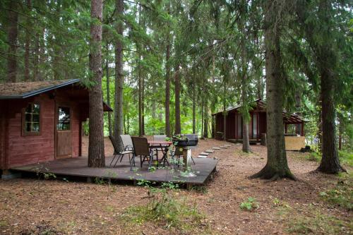 Misso大黄蜂森林之家度假屋的小屋在树林里配有桌椅
