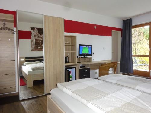比绍夫斯格林伽斯特豪斯索纳克酒店的酒店客房设有两张床和电视。