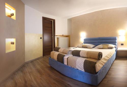 ZognoB&B San Pellegrino Terme的一间大卧室,房间内设有两张床