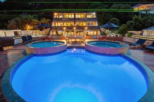 派西亚派尔尼尔海滨公寓式酒店的大楼前的2个游泳池