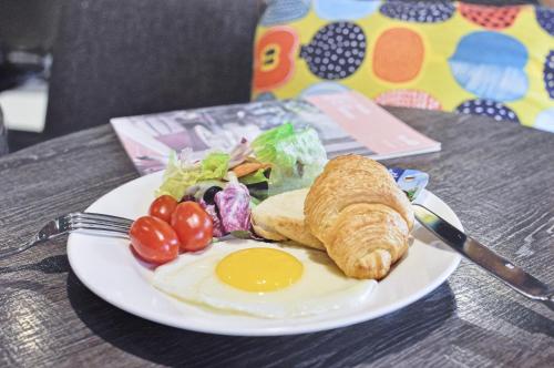 高雄康桥商旅-中山八德馆的桌上一盘食物,上面有鸡蛋和蔬菜