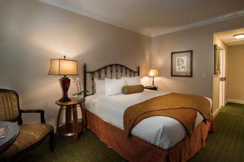 蒙特利酒店客房内的一张或多张床位