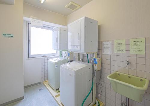 小松市小松机场酒店的洗衣房配有2个盥洗盆
