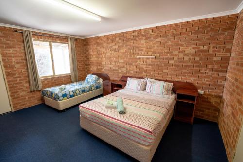 卡那封加斯科因酒店 的小房间设有床和沙发