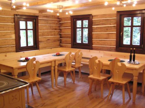 贝德日霍夫巴拉达霍斯卡查特酒店的用餐室设有木墙和桌椅