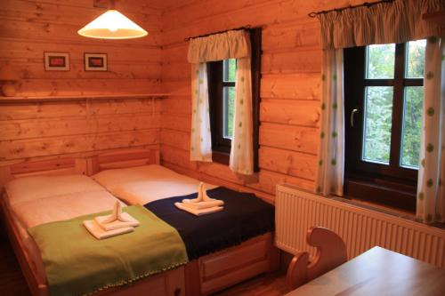贝德日霍夫巴拉达霍斯卡查特酒店的小木屋内一间卧室,配有两张床