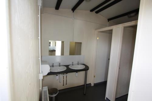 斯雷尔凯尔德白马简易宿舍酒店的浴室设有2个水槽和镜子