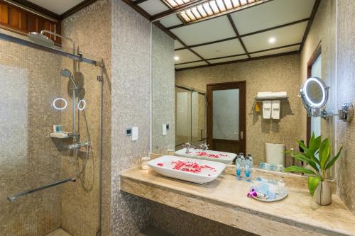 蔻立The Haven Khao Lak - SHA Extra Plus的带淋浴、两个盥洗盆和淋浴的浴室。