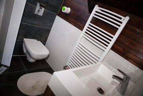 贝凯什圣安德拉什Misúr Vendégház的浴室配有白色水槽和卫生间。