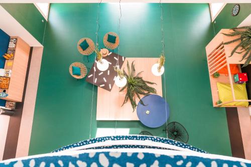 雷庞讷米拉波宜必思尚品马赛康帕捏酒店的一间设有绿墙和床的房间