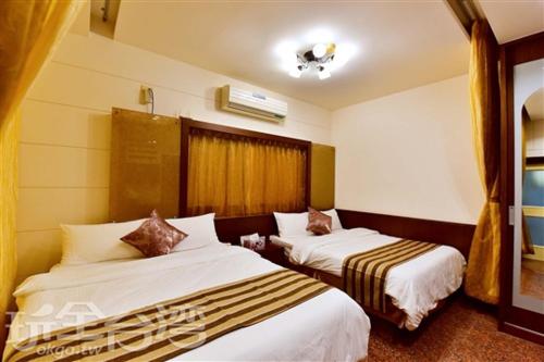 马公山水海岸民宿的酒店客房设有两张床和窗户。