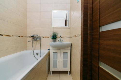 苏梅Apartmens Faraon Centr 6 floor的浴室配有盥洗盆和浴缸。