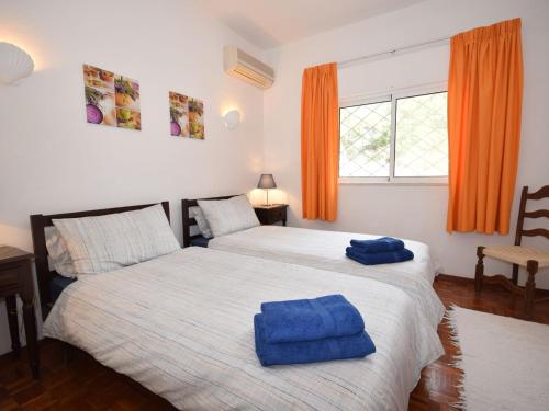 圣巴巴拉-迪内希Secluded villa with a private swimming pool的卧室内的两张床,配有蓝色毛巾