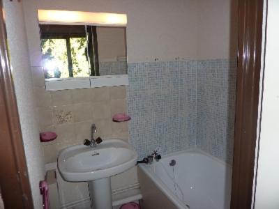 马尼戈La Combe Blanche 1307的浴室配有盥洗盆和浴缸。