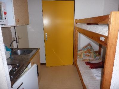 马尼戈La Combe Blanche 1307的厨房设有黄色的门和一张双层床。