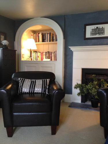 阿宾登佳酿宾馆的带壁炉的客厅内的一张黑色真皮座椅
