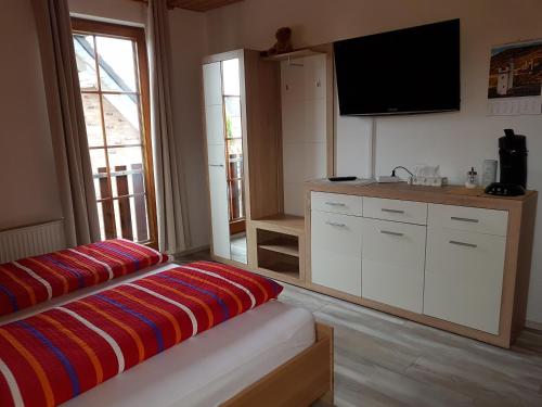 埃尔克伦茨Ferienwohnung Erkelenz的一间卧室配有一张床和一台平面电视