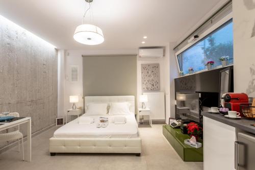 雅典Stadium HiEnd Studio Top Location的卧室配有白色的床和电视