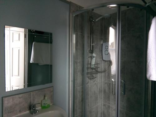 马盖特Rosslyn Court的带淋浴和盥洗盆的浴室
