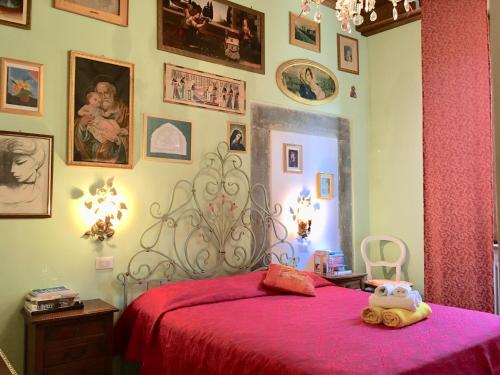 卡麦奥雷La Stagione dell'Arte的一间卧室配有一张带红色毯子的床