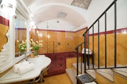 维耶特里Palazzo Suriano Heritage Hotel的一间带水槽和淋浴的浴室