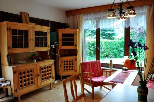 维滕贝克Finnhütte von Mai bis September的厨房配有桌椅和窗户。