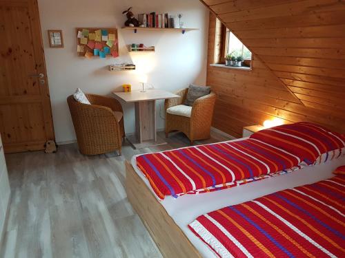 埃尔克伦茨Ferienwohnung Erkelenz的配有一张床和一张桌子及椅子的房间