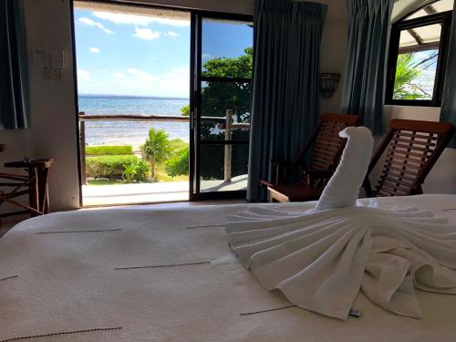 莫雷洛斯港兰克萨科尔酒店的床上的白色连衣裙享有海景