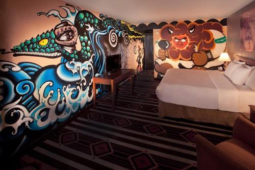 阿尔伯克基Nativo Lodge的卧室配有狮子壁画和床