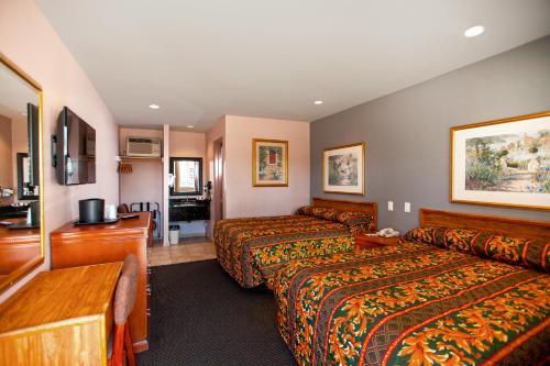 洛杉矶日落山丘酒店的酒店客房带两张床和一间浴室