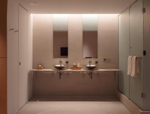 洞爷湖洞爷湖微酒店的浴室设有2个水槽和2面镜子