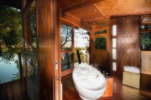 RiverDance Lodge的一间浴室