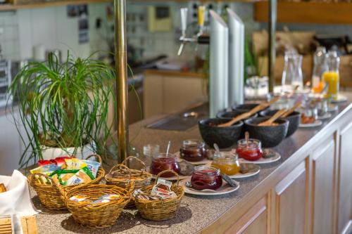 阿德尔博登阿尔卑斯酒店的装有食品篮子和食品篮子的柜台