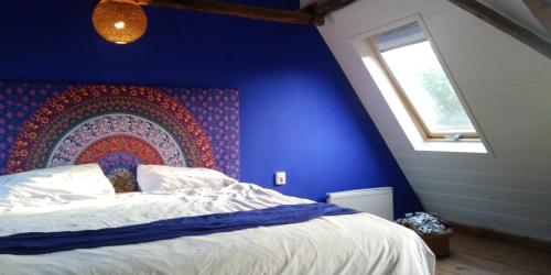 哈林亨Het Goede Leven的一间卧室设有一张蓝色墙壁的大床