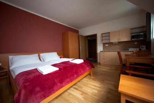 Orličky克拉莫洛瓦酒店的一间卧室配有一张大床和两条毛巾