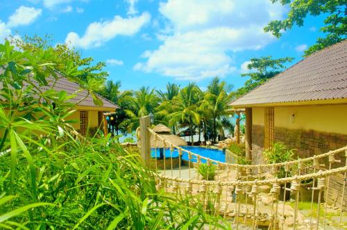 富国珊瑚湾度假酒店的享有带游泳池的度假村景致