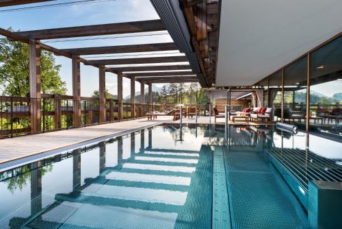Bürgenstock Hotels & Resort - Waldhotel & Spa内部或周边的泳池