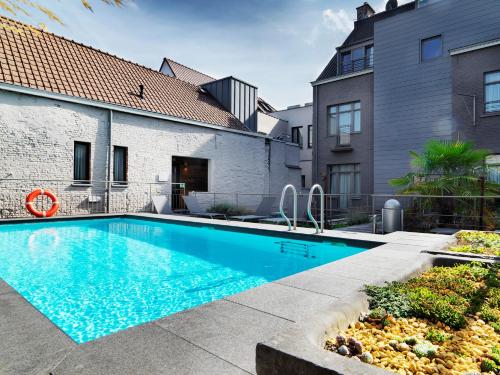 根特和谐酒店的一座房子后院的游泳池