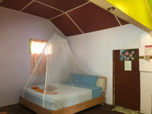 高兰Klong Jark Bungalows的一间卧室配有一张带蚊帐的床