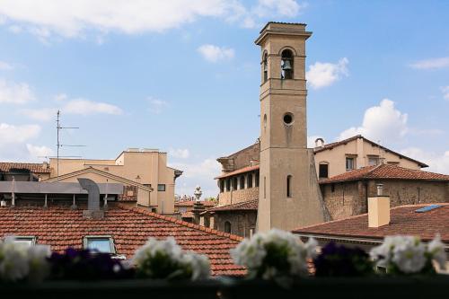 佛罗伦萨佛罗伦萨马贝勒冈布瑞纳斯住宿加早餐旅馆的屋顶上设有钟楼建筑