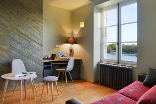 奥尔良Suites du Cabinet Vert的客厅配有沙发和桌子