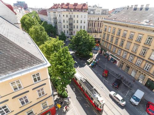维也纳爱泽佐格莱纳酒店的享有城市街道的空中景致,设有巴士和汽车