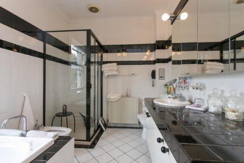 墨尔本VIGNACOURT Melbourne RICHMOND HILL的一间带两个盥洗盆和淋浴的浴室