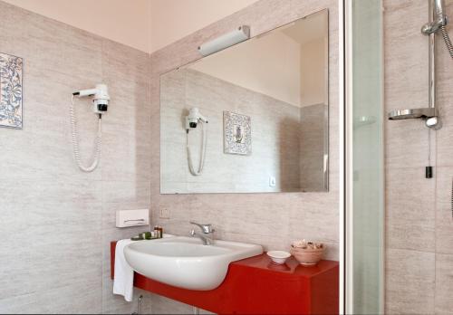 布雷西亚安巴夏托利酒店的一间带水槽和镜子的浴室