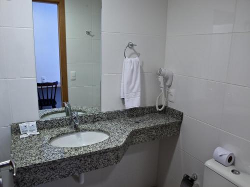 弗洛里亚诺波利斯奥迈尔酒店的一间带水槽和镜子的浴室