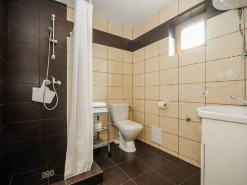 尤斯托尼莫斯基Agromarko的带淋浴、卫生间和盥洗盆的浴室