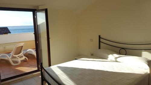 阿曼泰阿Il Borgo della Marinella Case Vacanze的一间卧室配有一张床,享有海景