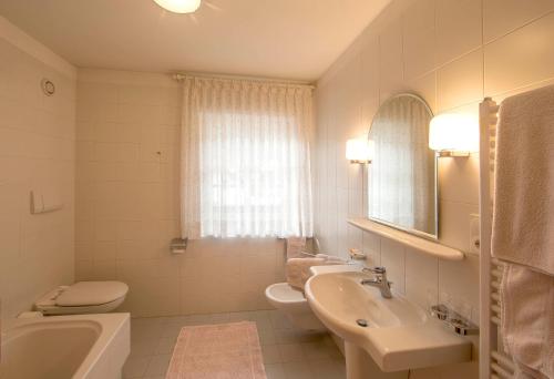 崔聂斯奥博迈尔酒店的白色的浴室设有水槽和卫生间。